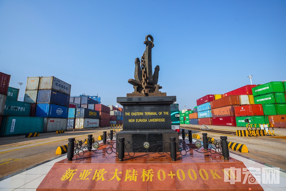 连云港港被誉为新亚欧大陆桥东桥头堡和新丝绸之路东端起点。 中宏网记者 富宇 摄