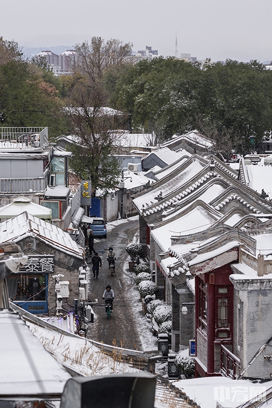 雪中的胡同。 中宏网记者 富宇 摄