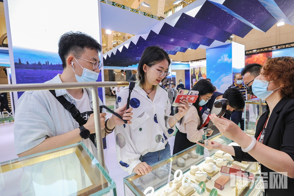 2021年中国品牌日期间，中宏网记者在现场直播各省份特色商品。