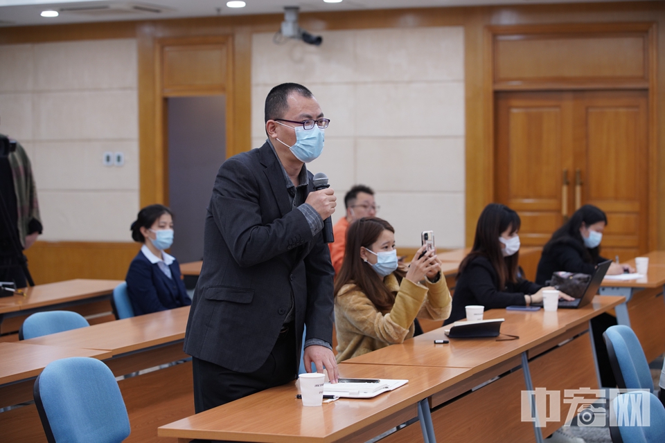 关注民生，更关注宏观经济。图为中宏网记者在国家发展改革委新闻发布会上提问。
