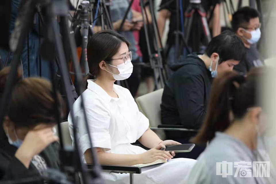 中宏网记者在商务部新闻发布会上。