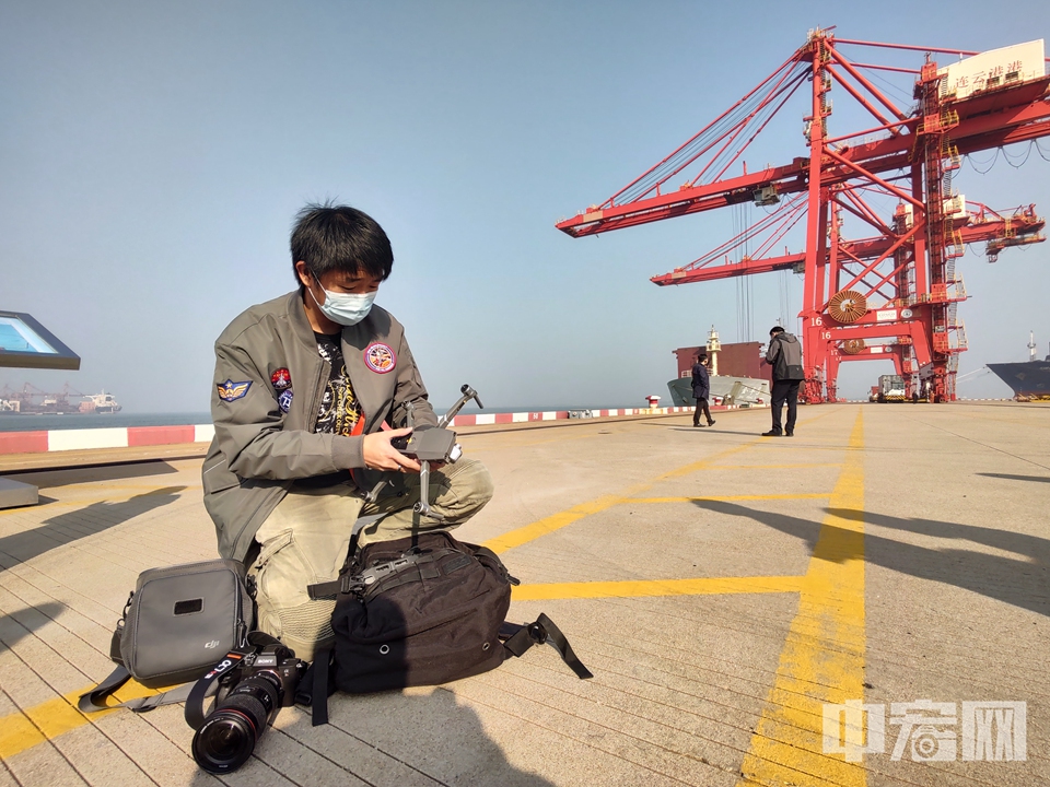我们紧跟时代步伐，聚焦国家战略。图为中宏网记者在新丝绸之路东端起点——连云港港口进行航拍。