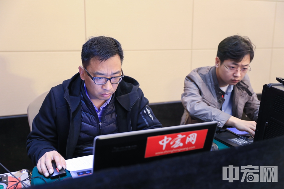中宏网记者在中国信用建设创新发展峰会上工作。