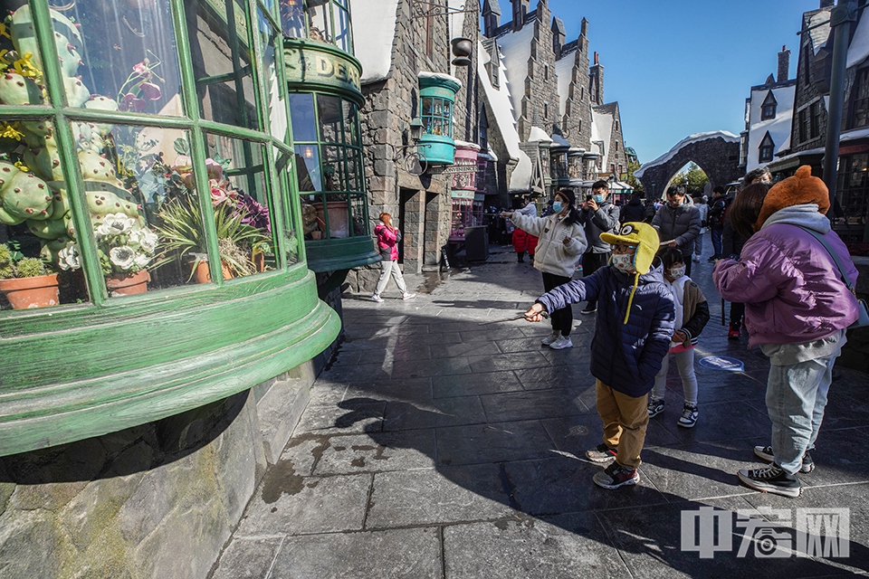 哈利波特主题园区是最受游客欢迎的区域，图为游客在体验魔法互动。 中宏网记者 富宇 摄