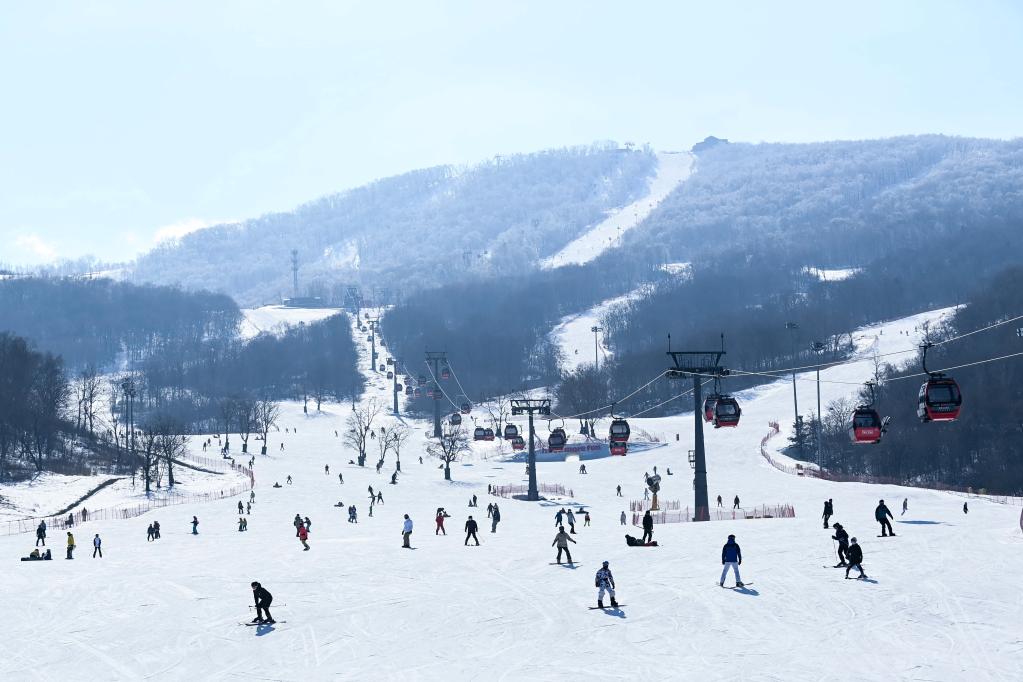东风湖滑雪场图片