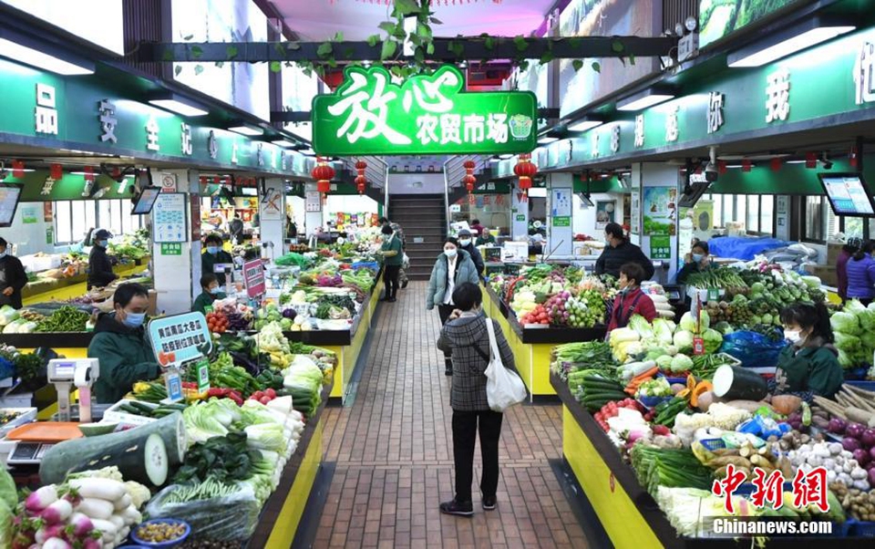 图为农贸市场内的摊位上摆放着防疫“顺口溜”。 王刚 摄