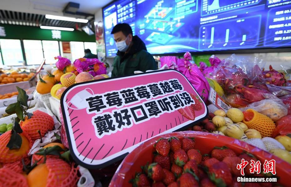 “黄瓜南瓜大冬瓜，防疫到位顶呱呱”、“香菇蘑菇金针菇，戴好口罩别疏忽”……近日，浙江杭州一家农贸市场创新推出与瓜果蔬菜相关的防疫“顺口溜”，提醒大家时刻戴好口罩、做好自身防疫工作。生动而押韵的语言让防疫宣传更入人心。王刚 摄