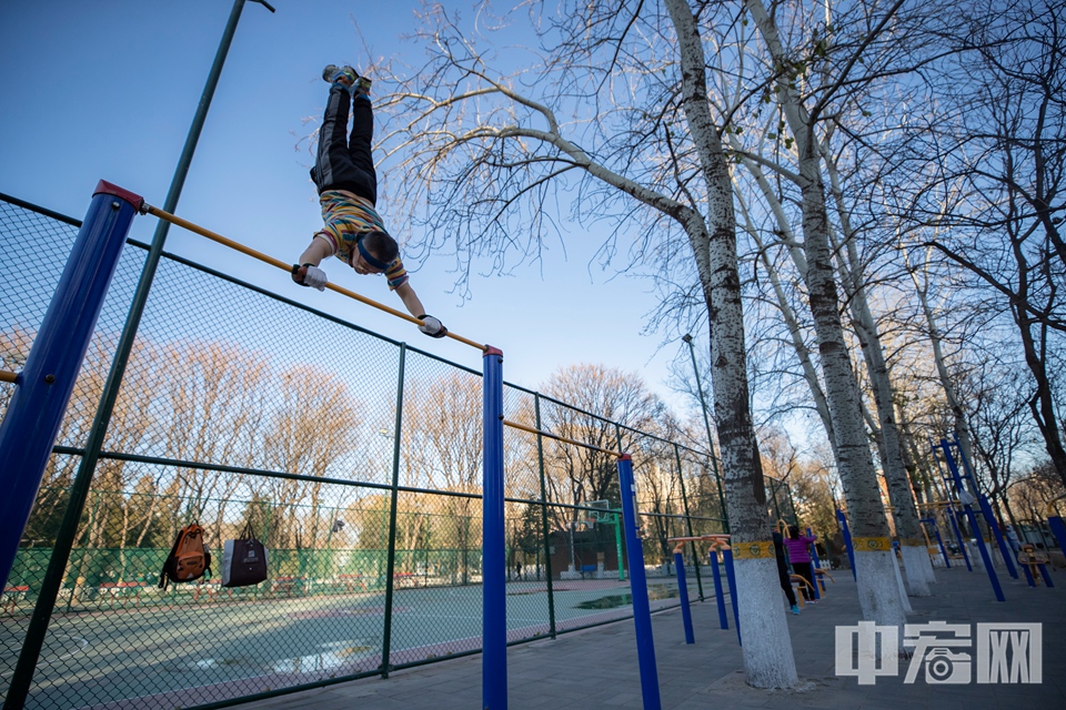 民众在万芳亭公园中锻炼。 中宏网记者 康书源 摄