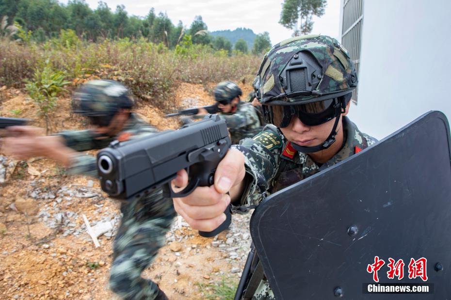 12月8日,武警广西总队北海支队通过等价构设实战环境的方式,组织官兵