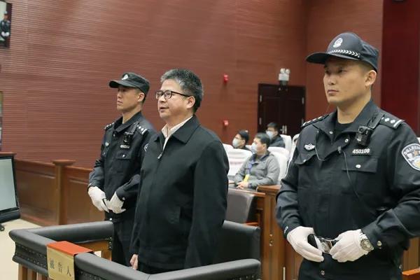 頻頻插手工程項目招標監獄長一審獲刑14年