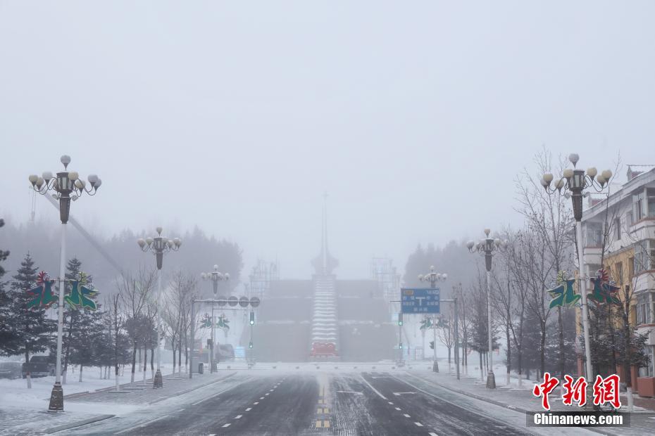 12月22日,黑龙江漠河,城区笼罩在白色冰雾中