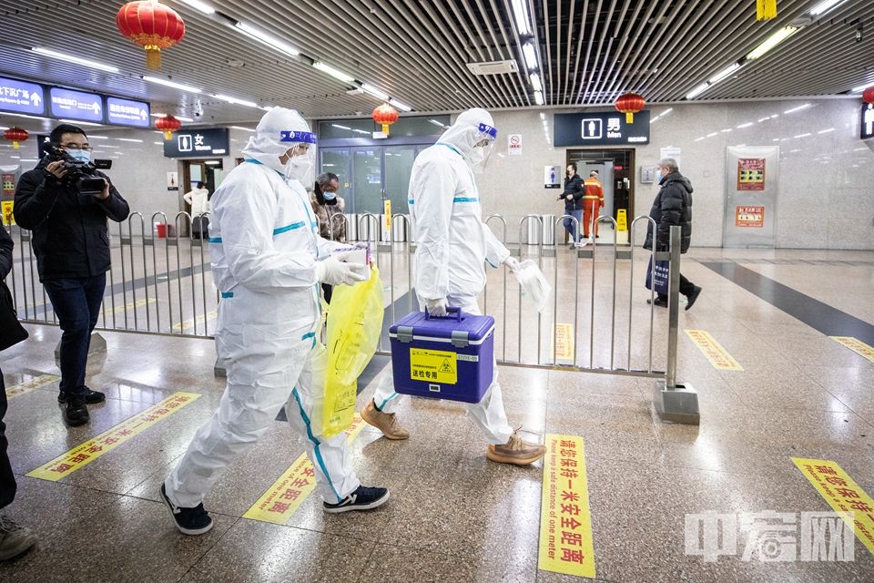 1月27日，2021年春运开始的前一日，专业检测机构的工作人员在北京西站进行环境采样，检测结果显示均为采样阴性。 中宏网记者 富宇 摄