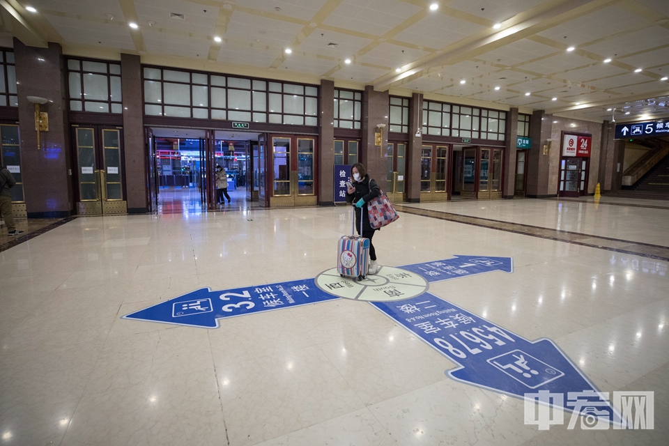 1月28日凌晨，2021年春运拉开大幕，一位旅客在北京站进站乘车。 由于多地倡导“就地过年”，今年春运旅客数量有所减少。 中宏网记者 康书源 摄