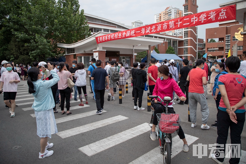 6月7日是2021年全国统一高考的第一天，北京4.5万余名高考生于当日开考。 中宏网记者 康书源 摄