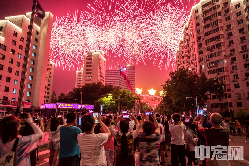 6月28日晚，庆祝中国共产党成立100周年大型文艺演出在北京举行。演出期间，鸟巢燃放烟花庆祝，吸引众多民众观看。 中宏网记者 康书源 摄