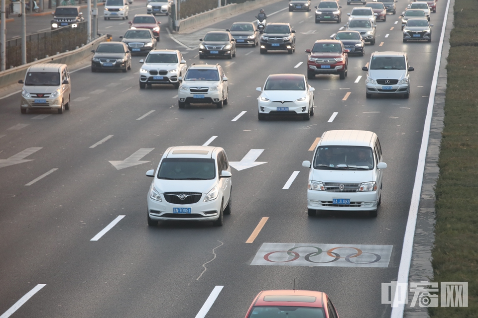 北京市奥运专用道示范工作将于12月31日前全部完成，整个冬奥交通服务时间为1月21日至3月16日。1月21日前，所有的社会车辆正常通行。据了解，对公交专用道设置在最内侧的，赛时调整为奥运通道，期间社会车辆将禁止在奥运专用道上行驶。