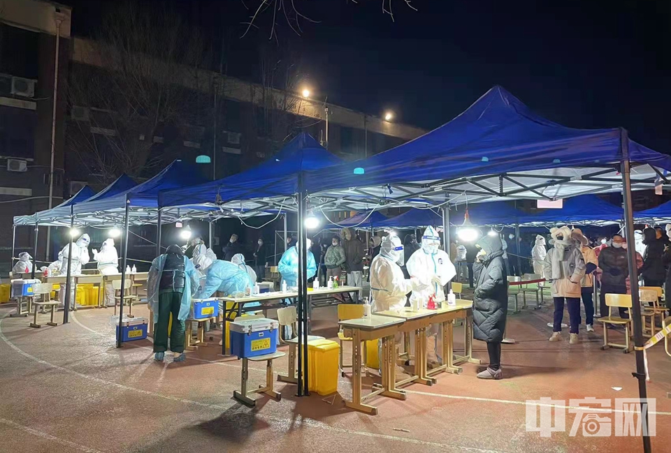 1月10日，市民在天津市和平区接受核酸检测。1月9日，天津市委市政府和市疫情防控领导小组、市疫情防控指挥部决定在全市范围开展全员核酸检测。 供图
