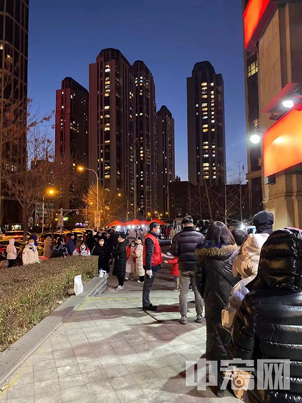 1月9日，市民在天津市和平区接受核酸检测。当天，天津市委市政府和市疫情防控领导小组、市疫情防控指挥部决定在全市范围开展全员核酸检测。 供图