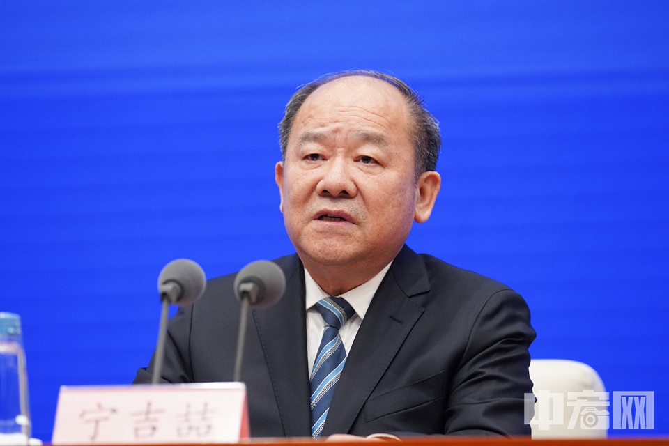 2021年，我国经济总量达114.4万亿元，突破110万亿元，按年平均汇率折算，达17.7万亿美元，稳居世界第二，占全球经济的比重预计超过18%。人均国内生产总值80976元，按年平均汇率折算，达12551美元，突破了1.2万美元。 中宏网记者 富宇 摄