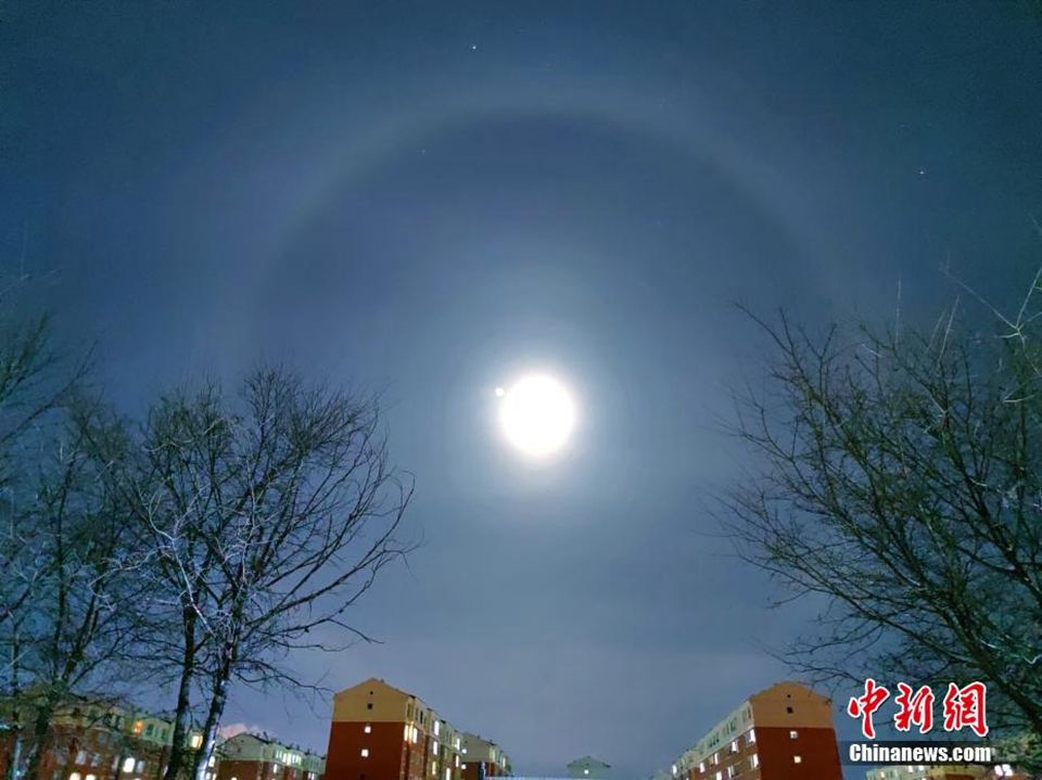 中国冷极夜空现罕见月晕奇观