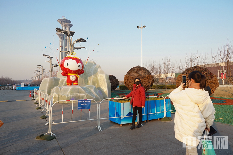 1月18日，北京大屯路的2022年冬奥会吉祥物“雪容融”雕塑吸引市民拍照。随着2022北京冬奥开幕日期的临近，北京街头的冬奥气氛逐渐变浓。 中宏网记者 富宇 摄