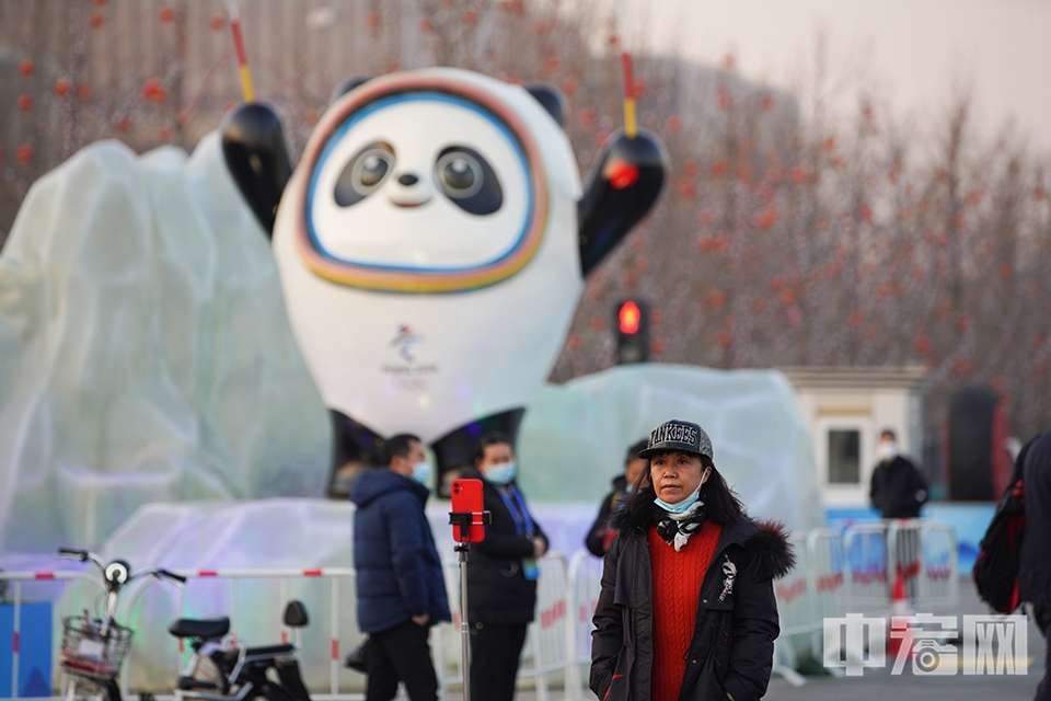 1月18日，北京大屯路的2022年冬奥会吉祥物“冰墩墩”雕塑吸引市民拍照。 中宏网记者 富宇 摄