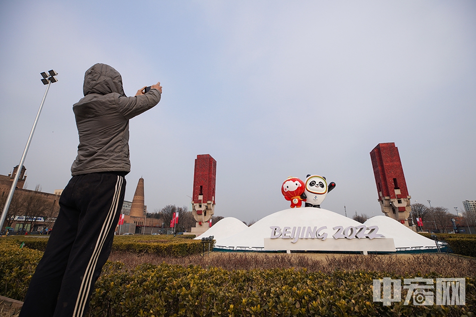 1月19日，北京北辰路的2022年冬奥会吉祥物“冰墩墩”“雪容融”雕塑吸引市民拍照。中宏网记者 富宇 摄