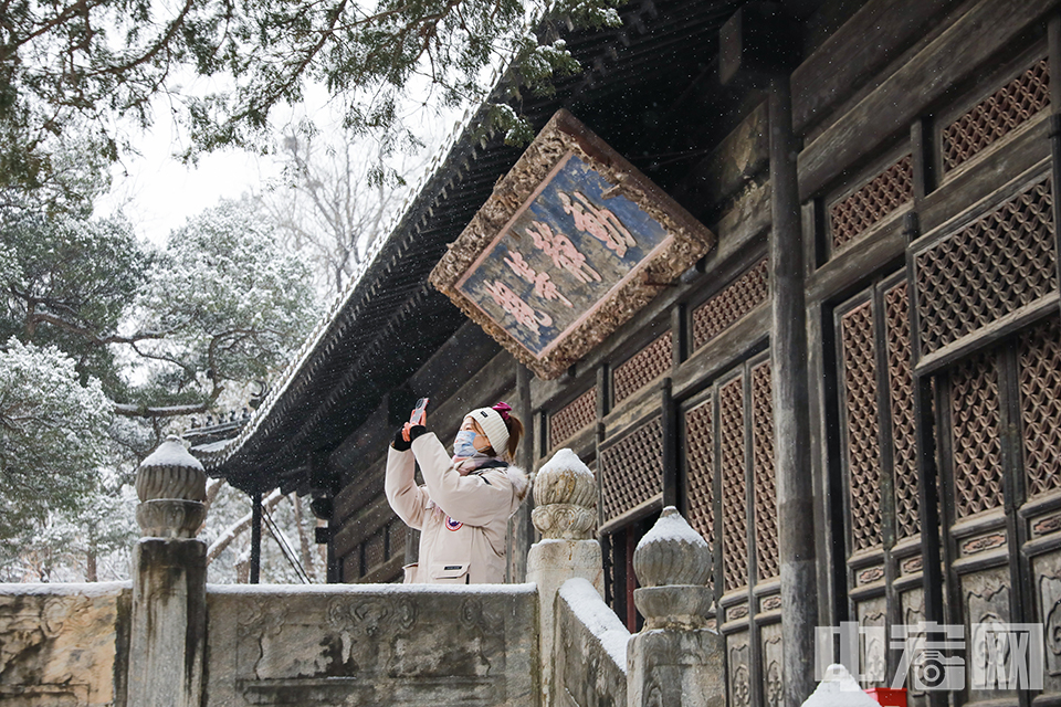 1月20日，是二十四节气的大寒，北京迎来了今年的初雪。整个城区霎时间被白雪渲染，银装素裹，分外靓丽。西山大觉寺也披上冬装，不少市民游客驱车前往，打卡拍照留念。 陈硕 摄