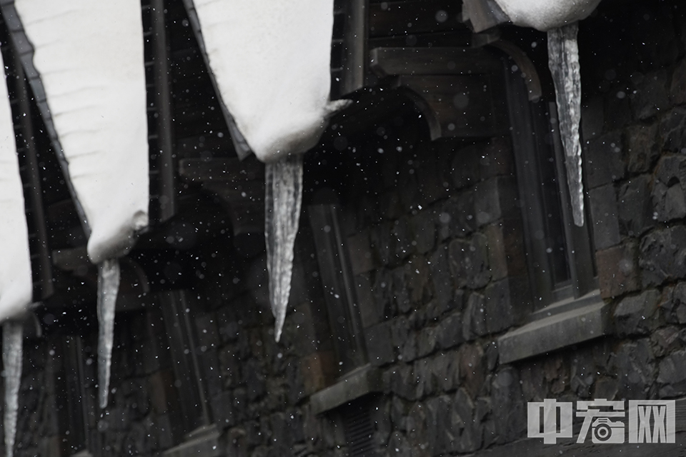 冰挂景观与雪花相互映衬。 中宏网记者 富宇 摄