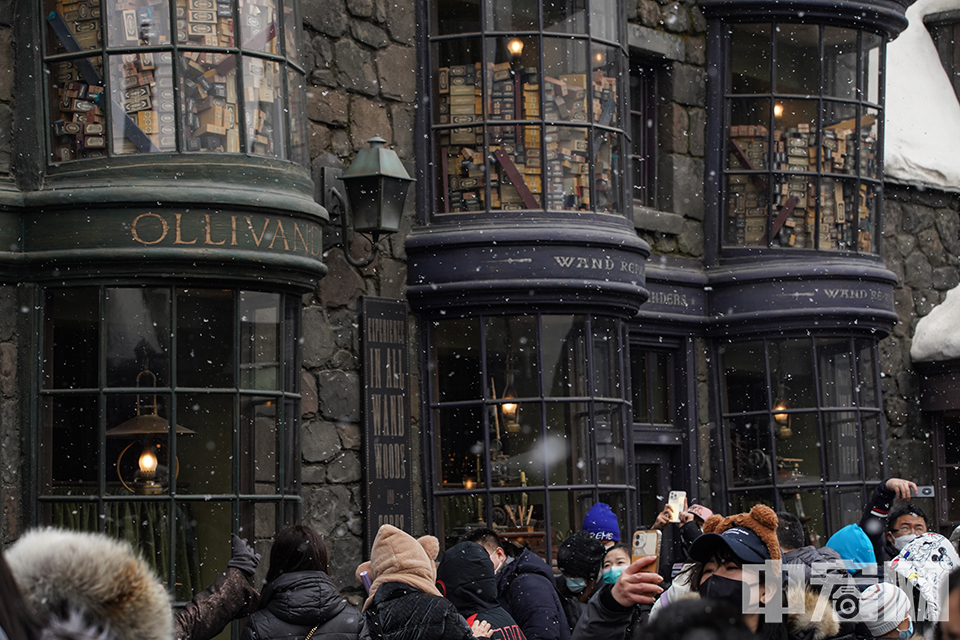 飘落的雪花让哈利波特主题园区更具魔幻氛围，画风迷人。 中宏网记者 富宇 摄