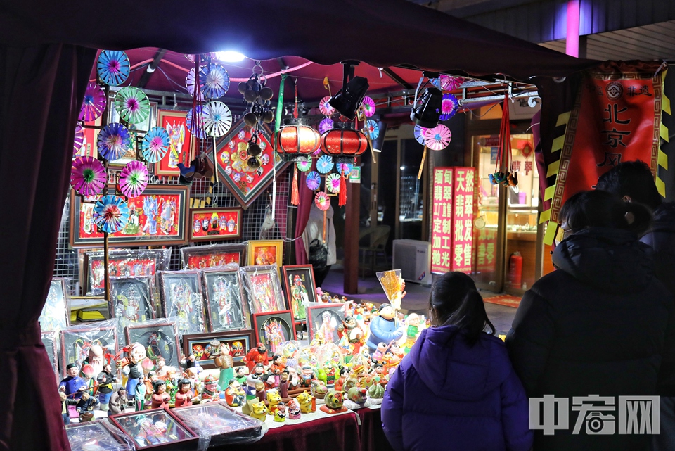 据悉，“文化夜市”的营业时间为每周五晚7时至凌晨12时。 陈硕 摄
