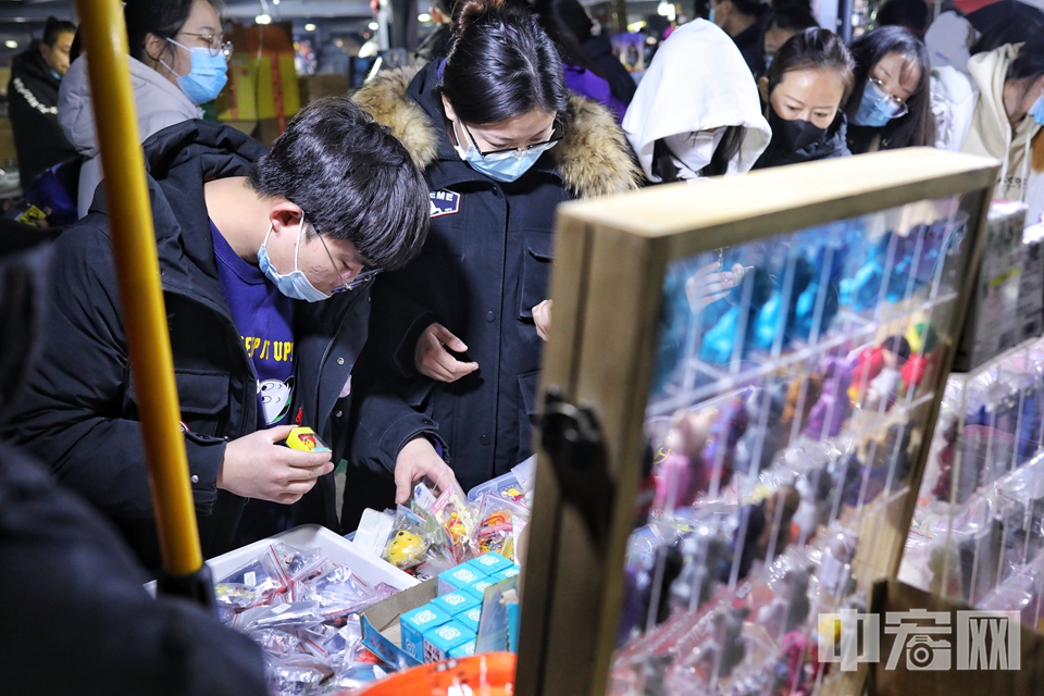 “文化夜市”吸引了众多市民。 陈硕 摄