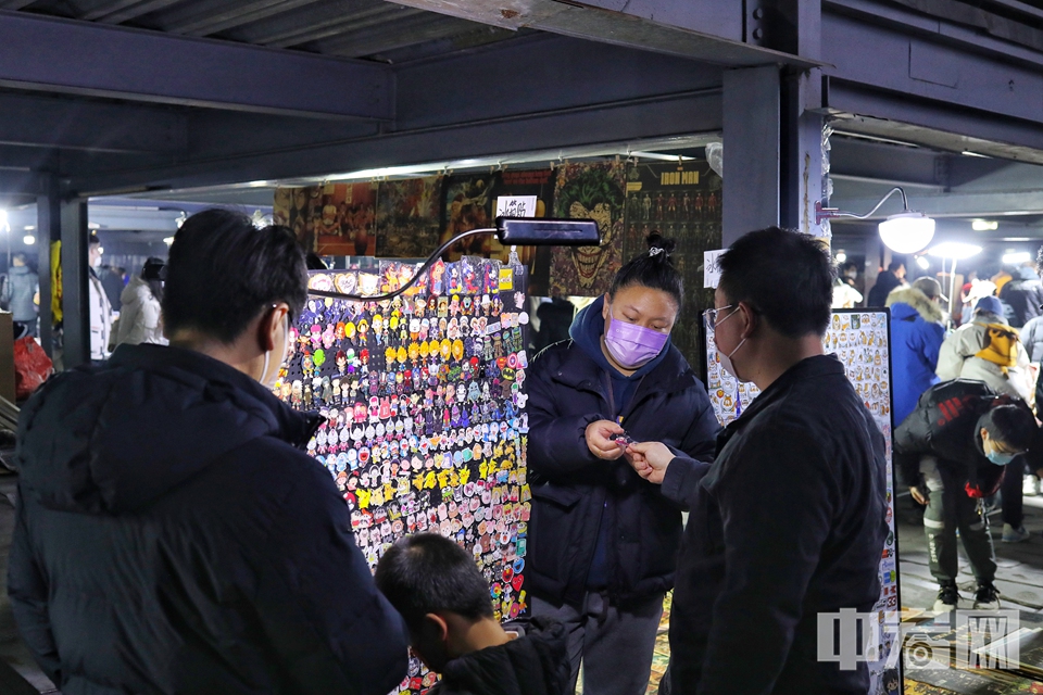“文化夜市”吸引了众多市民。 陈硕 摄