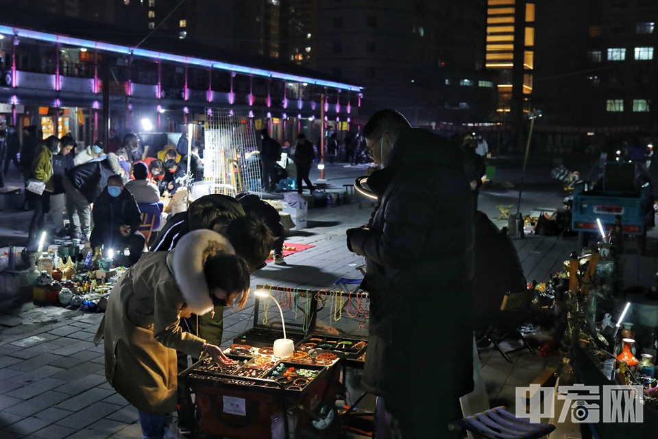 “文化夜市”吸引了众多市民。 陈硕 摄