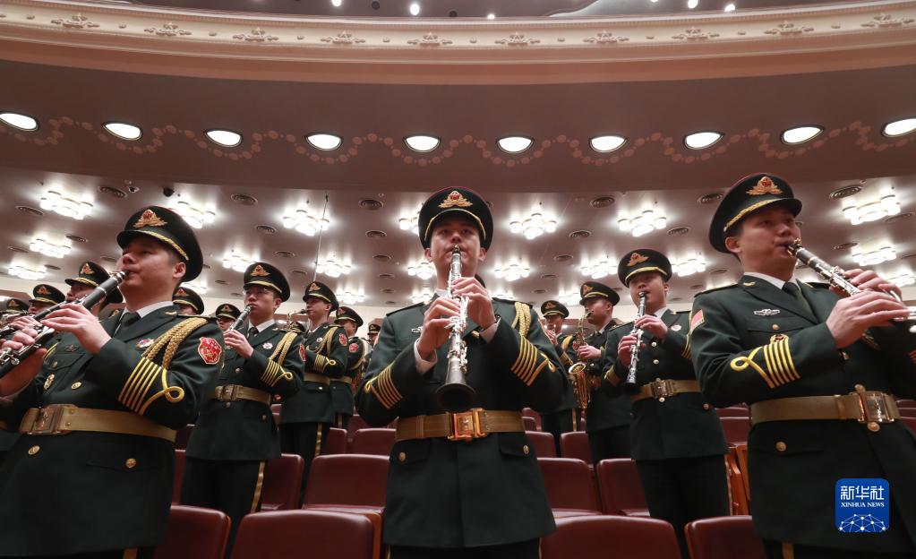3月10日，中国人民政治协商会议第十三届全国委员会第五次会议在北京人民大会堂举行闭幕会。这是军乐团在演奏。 新华社记者 卢烨 摄