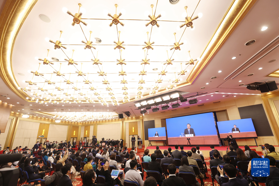 3月11日，国务院总理李克强在北京人民大会堂出席记者会并回答中外记者提问。 这是记者在位于梅地亚中心的分会场采访。 新华社记者 卢烨 摄