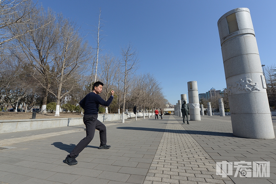 市民在奥体中心内进行运动。 中宏网记者 富宇 摄