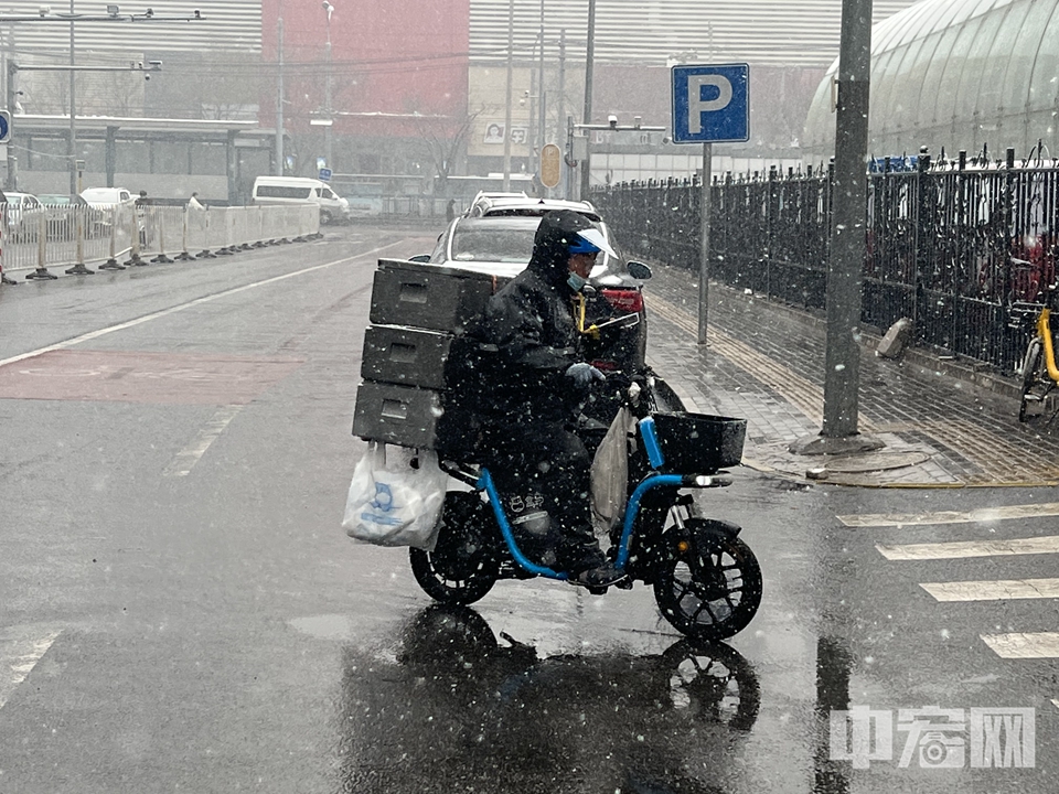 北京持續降雪盒馬外賣小哥雪中堅守保供應