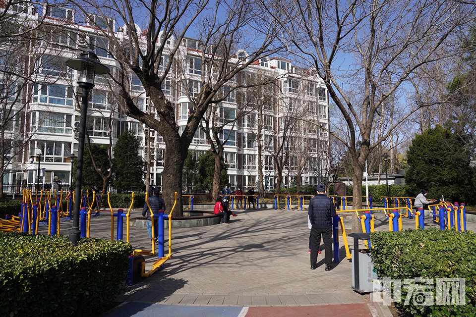 紧邻居民楼的公园健身设施。 中宏网记者 富宇 摄