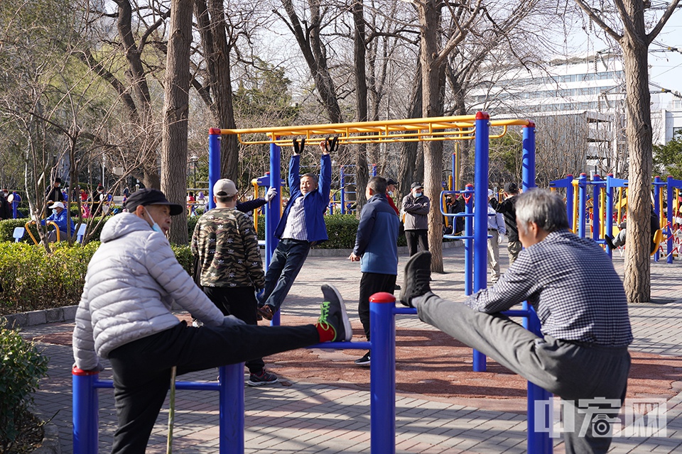 不少市民在西城区北滨河公园锻炼。 中宏网记者 富宇 摄