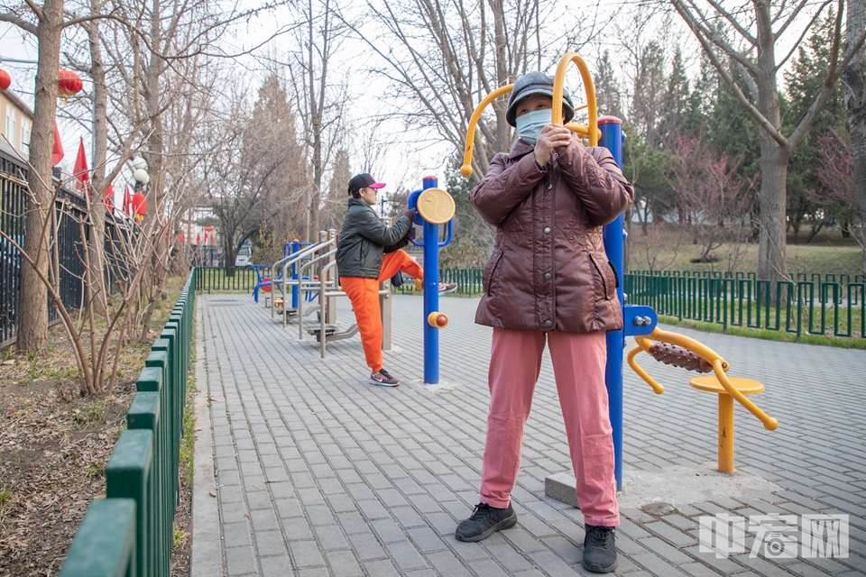 中宏网3月24日电（记者 康书源）近日，随着气温逐渐转暖，越来越多的市民走出家门，参与全民健身。3月23日，市民在北京陶然亭公园内锻炼。