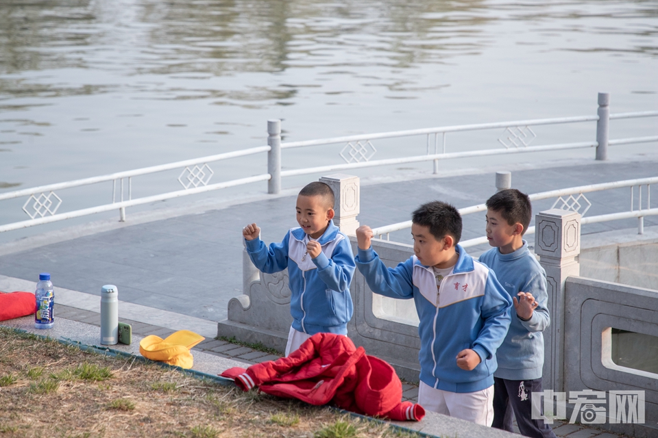小朋友在北京陶然亭公园内做体操。