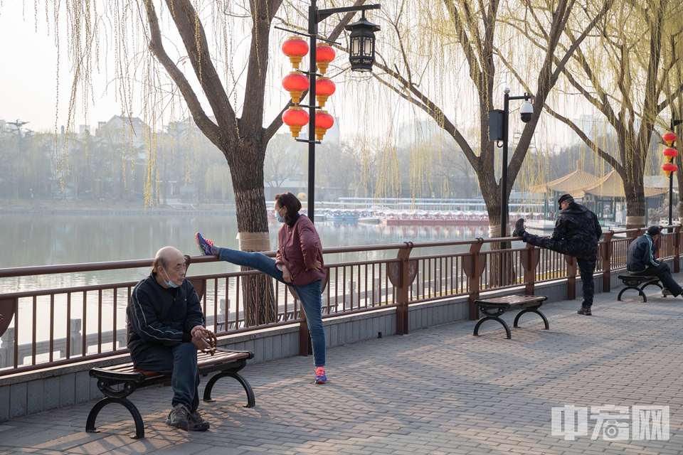市民在北京陶然亭公园内锻炼。