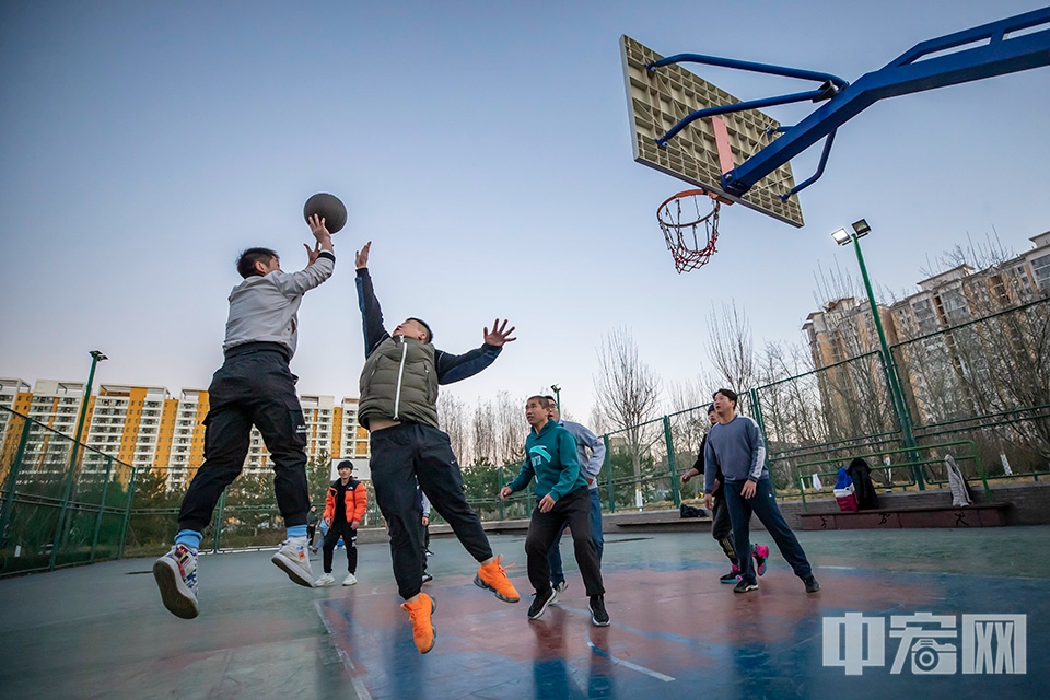 2021年11月30日，市民在北京丰台嘉囿城市休闲公园内打篮球。 中宏网记者 康书源 摄