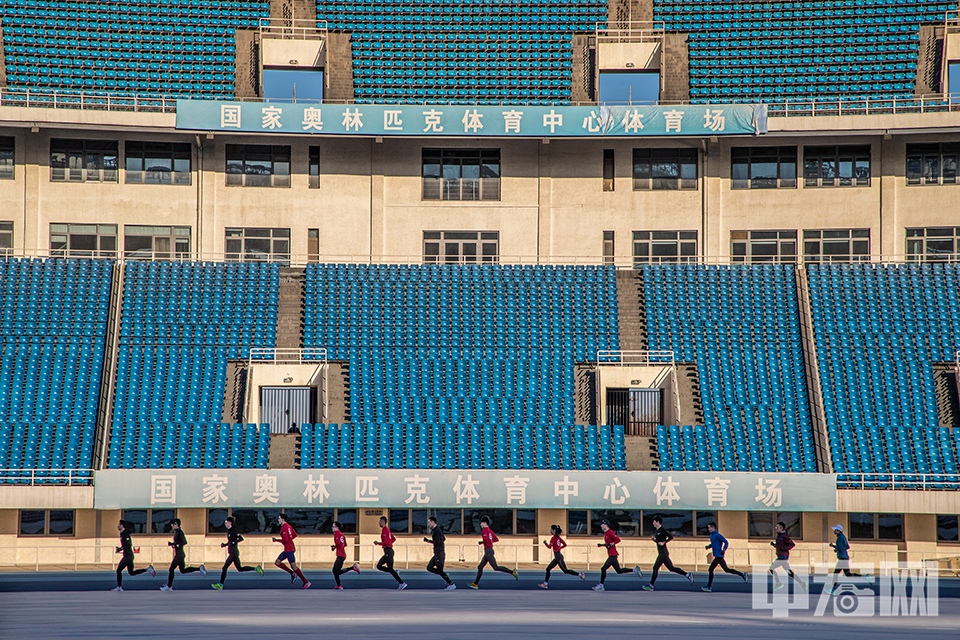 2月23日，北京元大都马拉松冠军俱乐部成员在奥体中心体育场跑步。 中宏网记者 康书源 摄