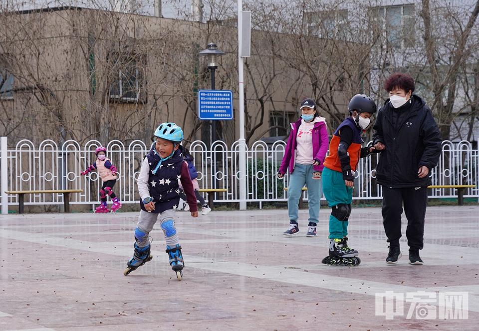 3月21日，小朋友在北京北滨河公园轮滑。 中宏网记者 富宇 摄