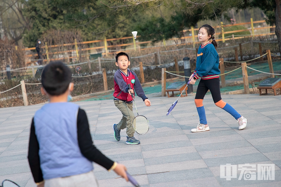 3月23日，小朋友在北京陶然亭公园打羽毛球。 中宏网记者 康书源 摄