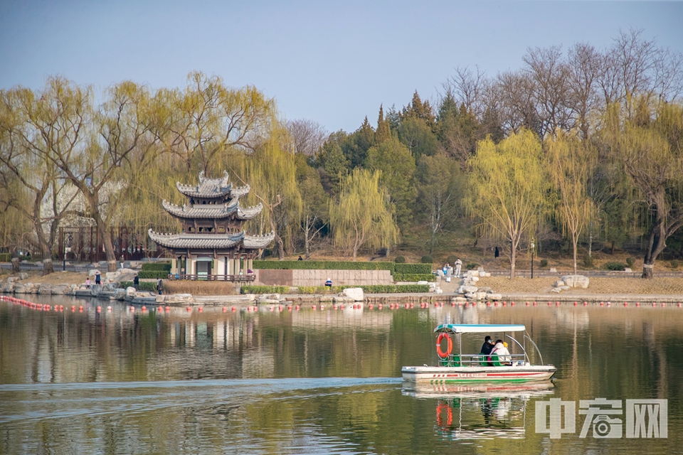 【陶然亭公园】3月21日，北京陶然亭公园等五家北京市属公园游船正式开航。（3月23日摄）