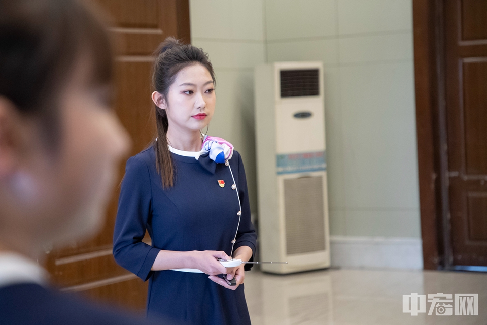 火玫瑰班组班长云小林正在演示遗体火化。