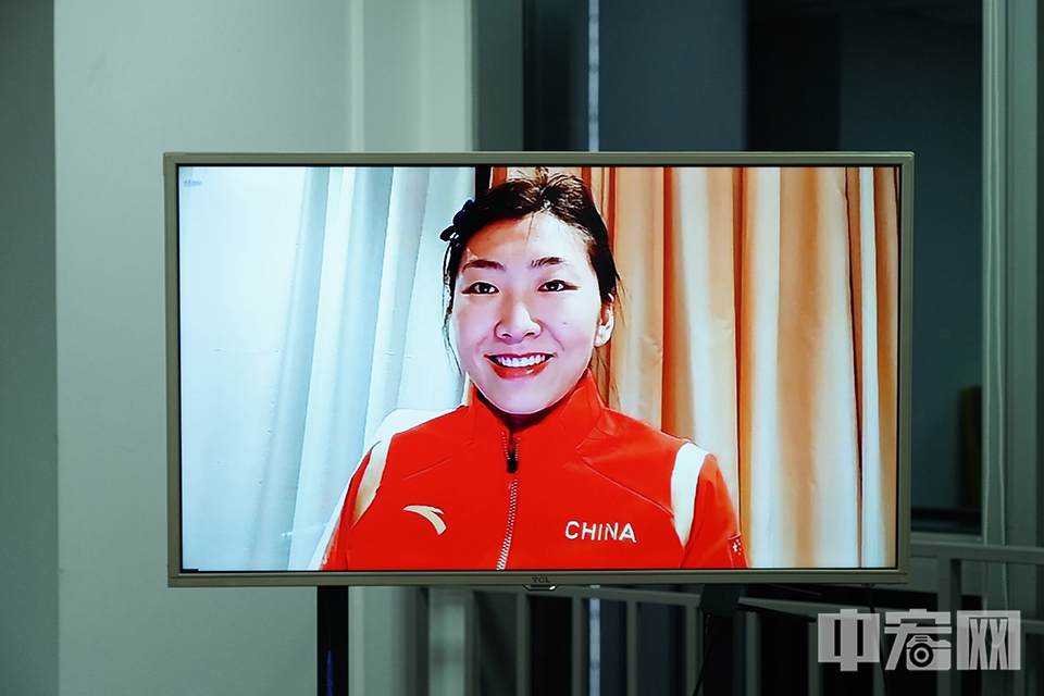 近日，中宏网就全民健身主题专访2022年北京冬奥会自由式滑雪女子空中技巧冠军徐梦桃。在采访中，徐梦桃畅谈夺冠感想和一路走来的心路历程。北京冬奥会是徐梦桃厚积薄发的一年，从事自由式滑雪这个项目到2022年是她的第20个年头，在自己家门口赢得比赛，拿到冠军圆梦，是她在这个项目当中的巅峰时刻，同时也见证了一路的成长和收获。 中宏网记者 富宇 摄